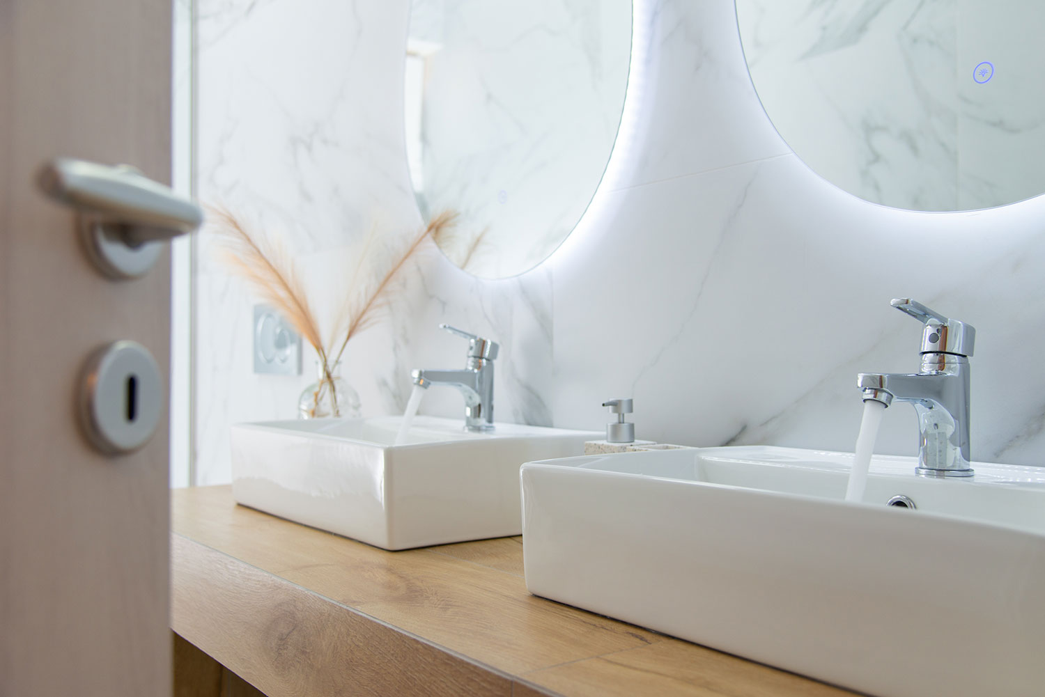 Ευρύχωρο μπάνιο με σύγχρονο design στο Artemaki House στη Σίφνο