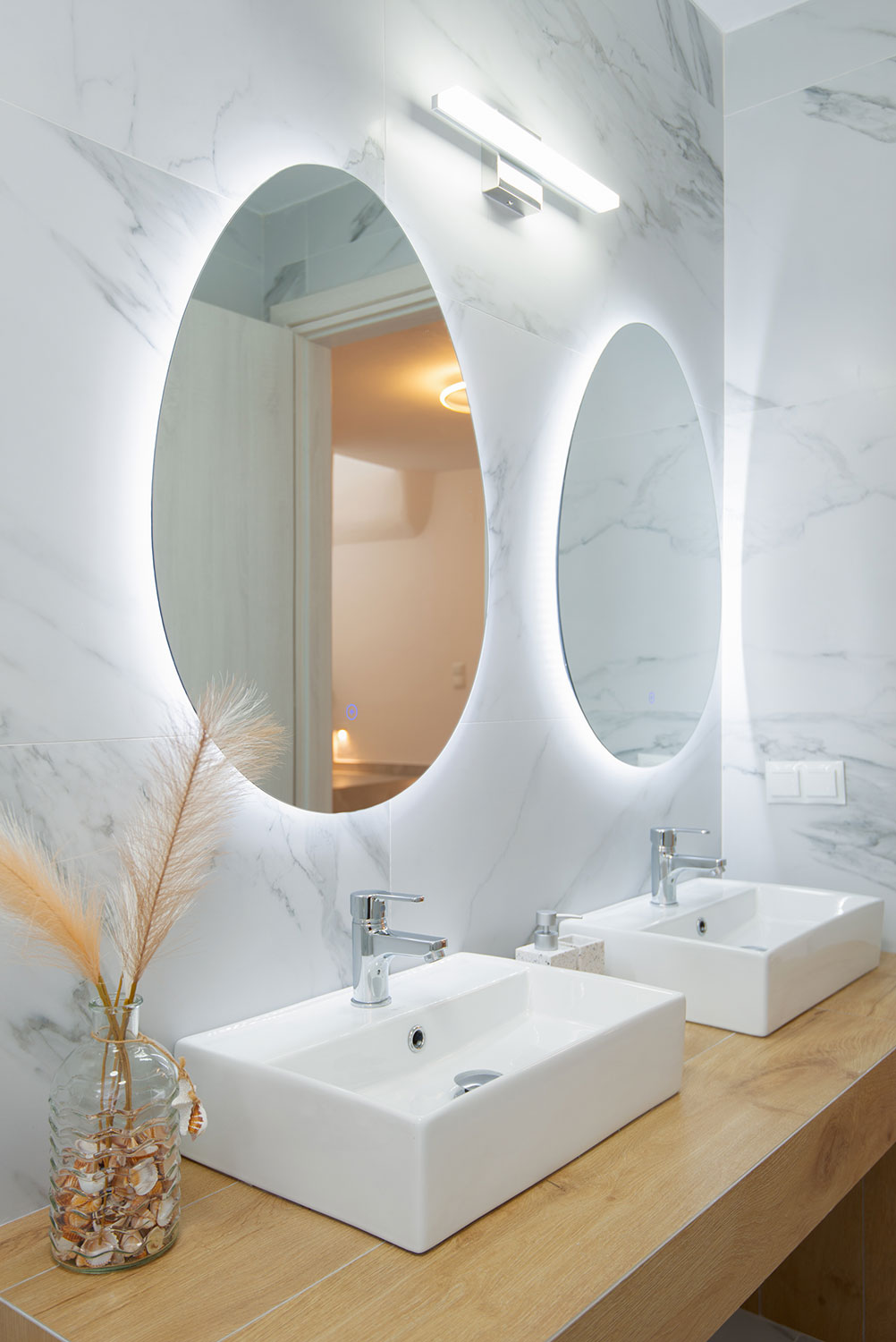 Μοντέρνο μπάνιο με διπλό νιπτήρα στο Artemaki House στον Αρτεμώνα