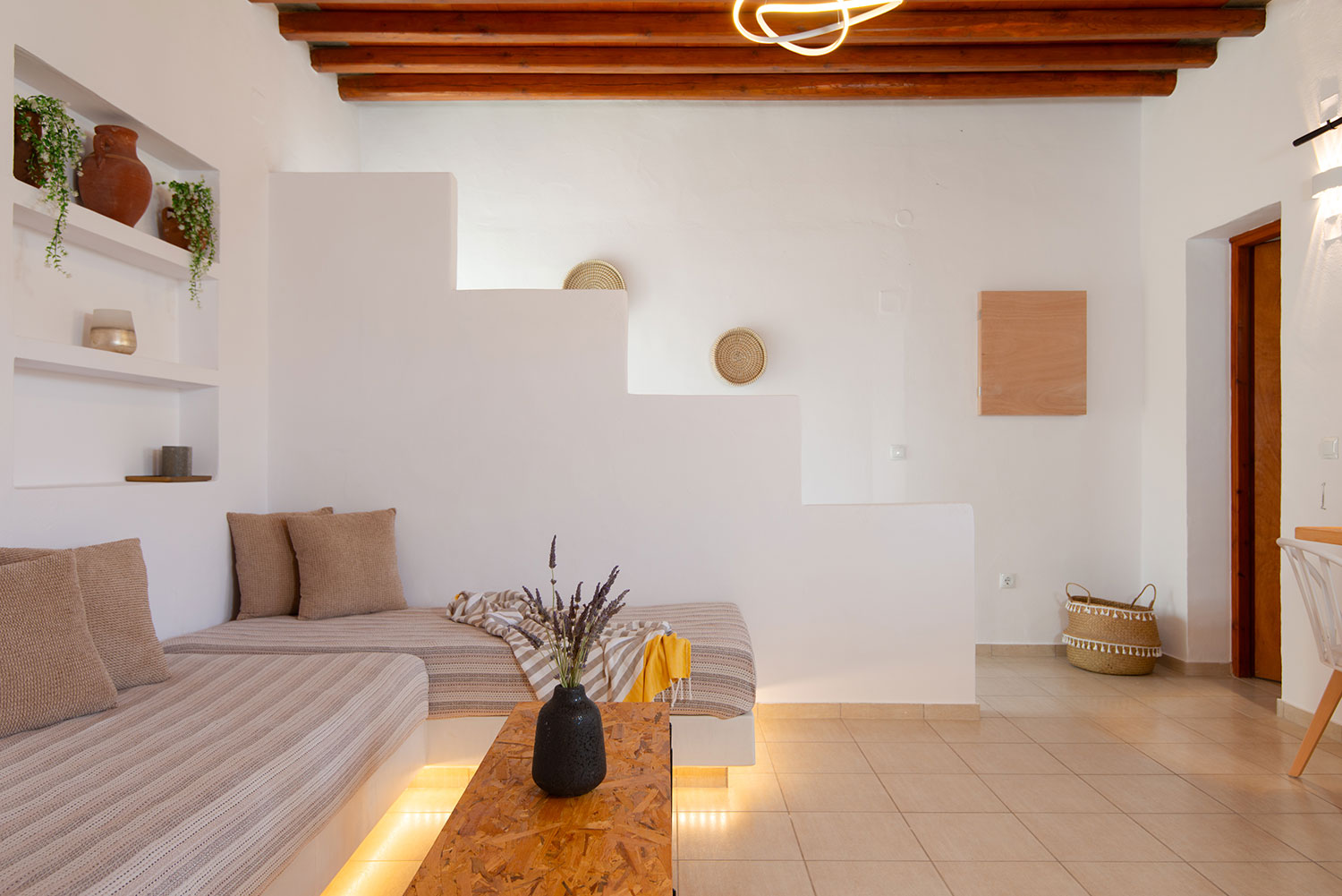 Άνετο καθιστικό με κυκλαδίτικη αισθητική στο Artemaki House στη Σίφνο