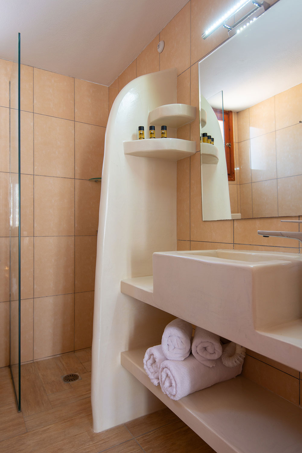 Μοντέρνο μπάνιο με ντους στο Artemaki House στον Αρτεμώνα Σίφνου