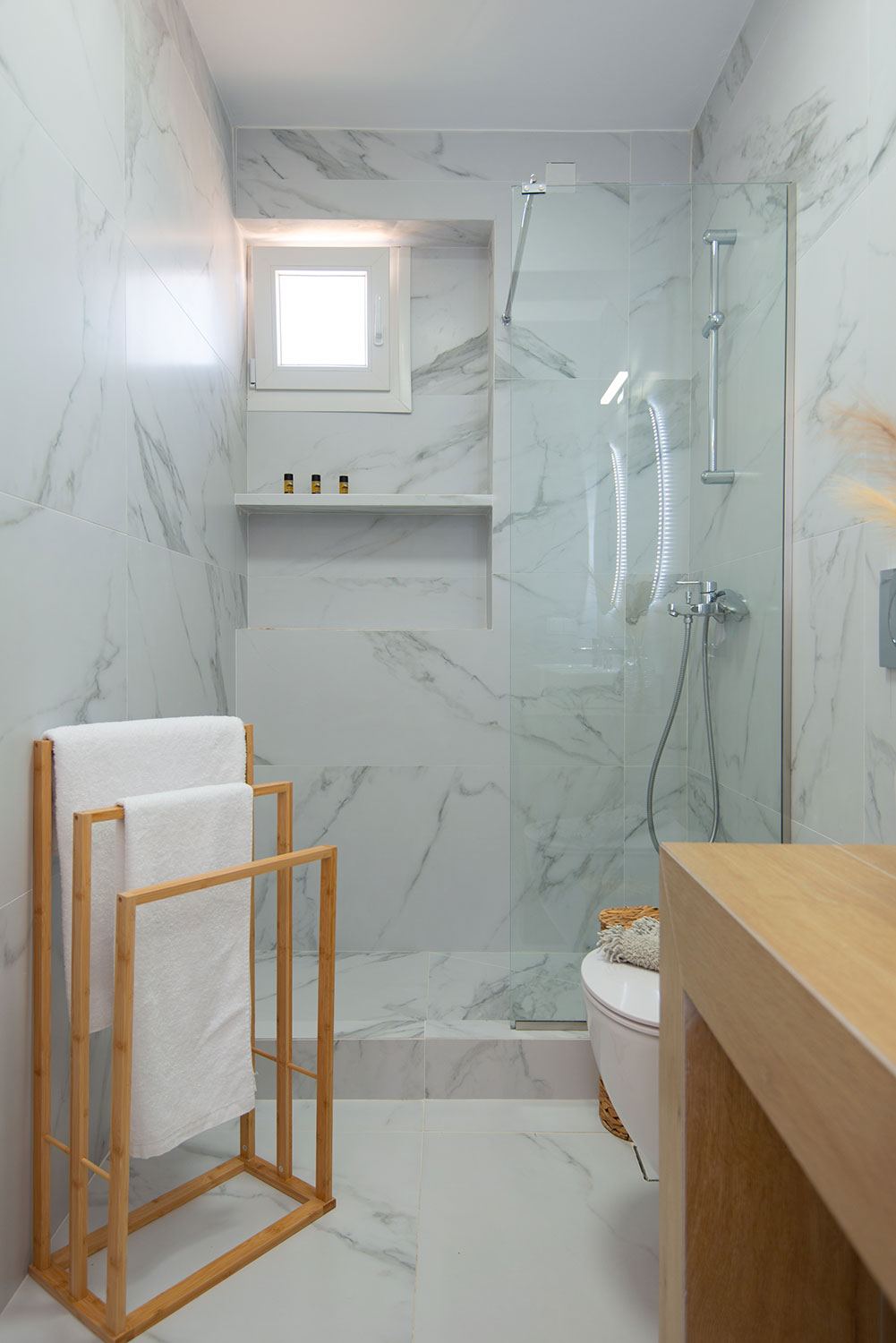 Μοντέρνο μπάνιο με ντους σε παραδοσιακή κατοικία στη Σίφνο