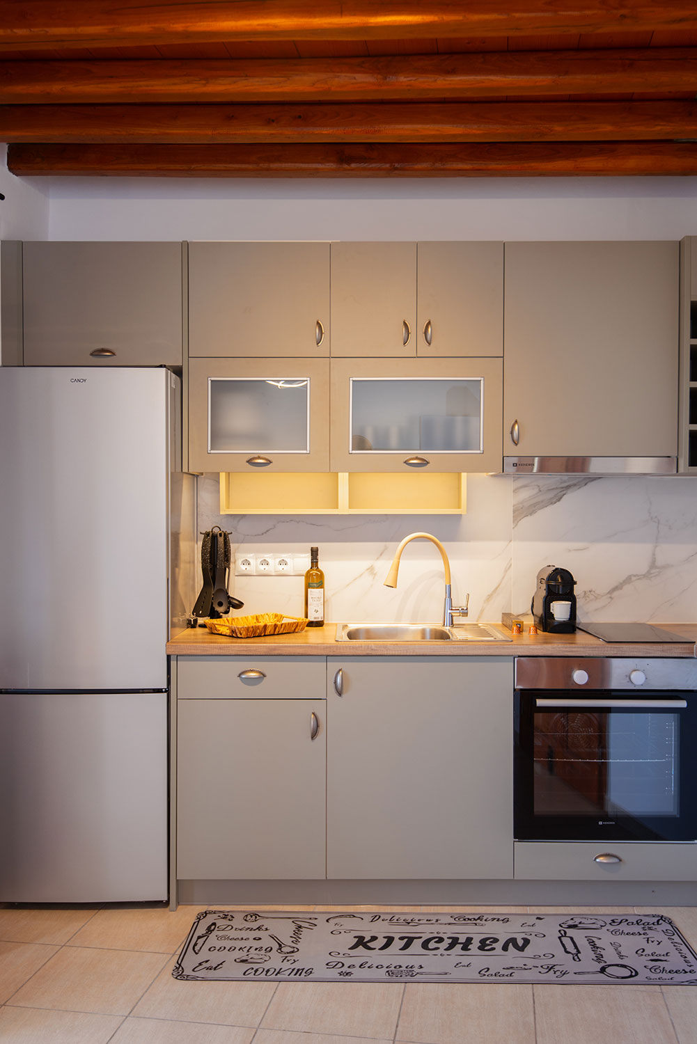 Πλήρως εξοπλισμένη κουζίνα σε ενοικιαζόμενη κατοικία στη Σίφνο