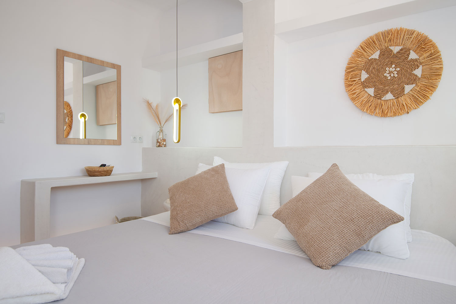 Κύριο υπνοδωμάτιο με διπλό κρεβάτι στο Artemaki House στη Σίφνο