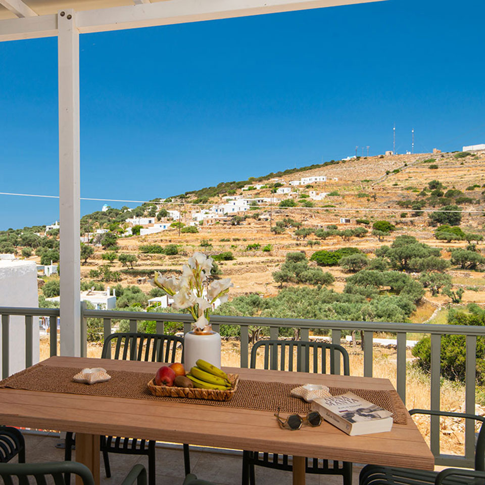 Θέα στην εξοχή από τη βεράντα του Artemaki house στη Σίφνο